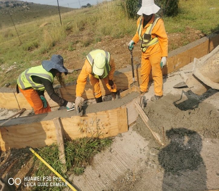 Crew building formwork